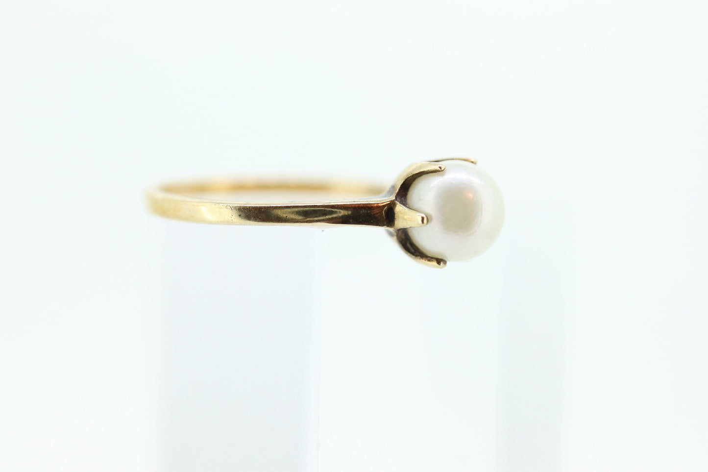 Victorian Pearl Claw Set ring. 10k Yellow Gold victorian solitaire ring. st(36)