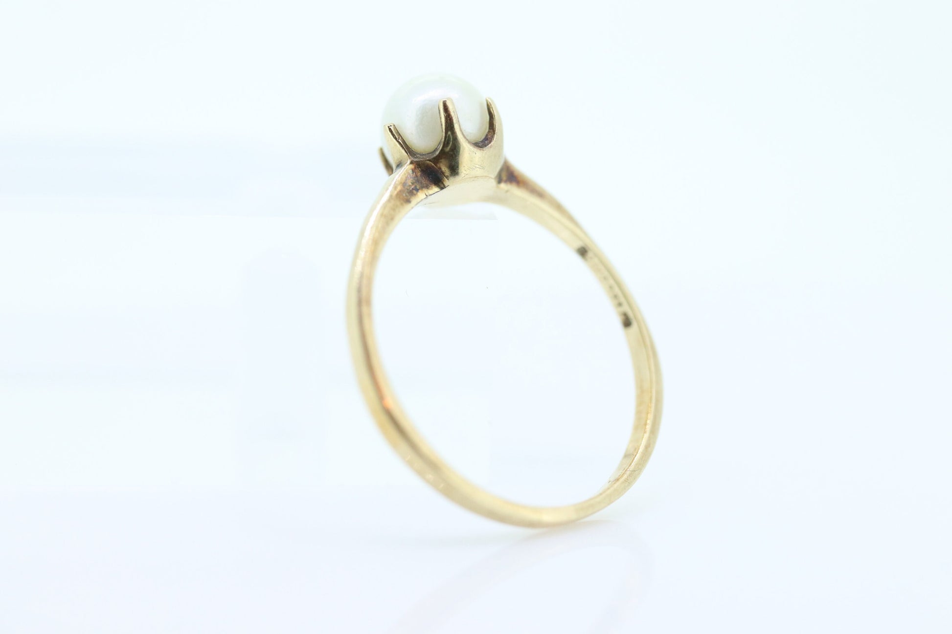 Victorian Pearl Claw Set ring. 10k Yellow Gold victorian solitaire ring. st(36)