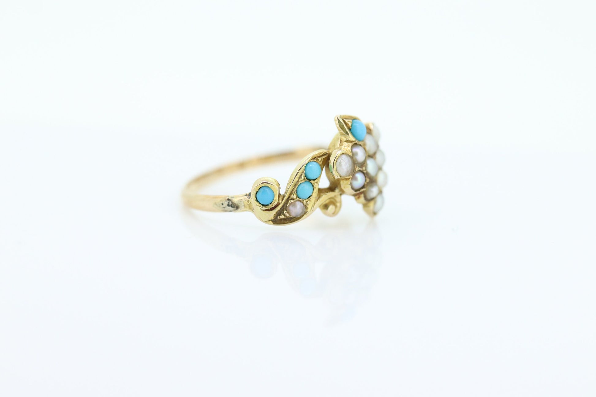 Victorian 10k Turquoise Cabochon and Pearl Seed Ring. 10k Victorian ornate Vine embossed bezel ring. st(115)