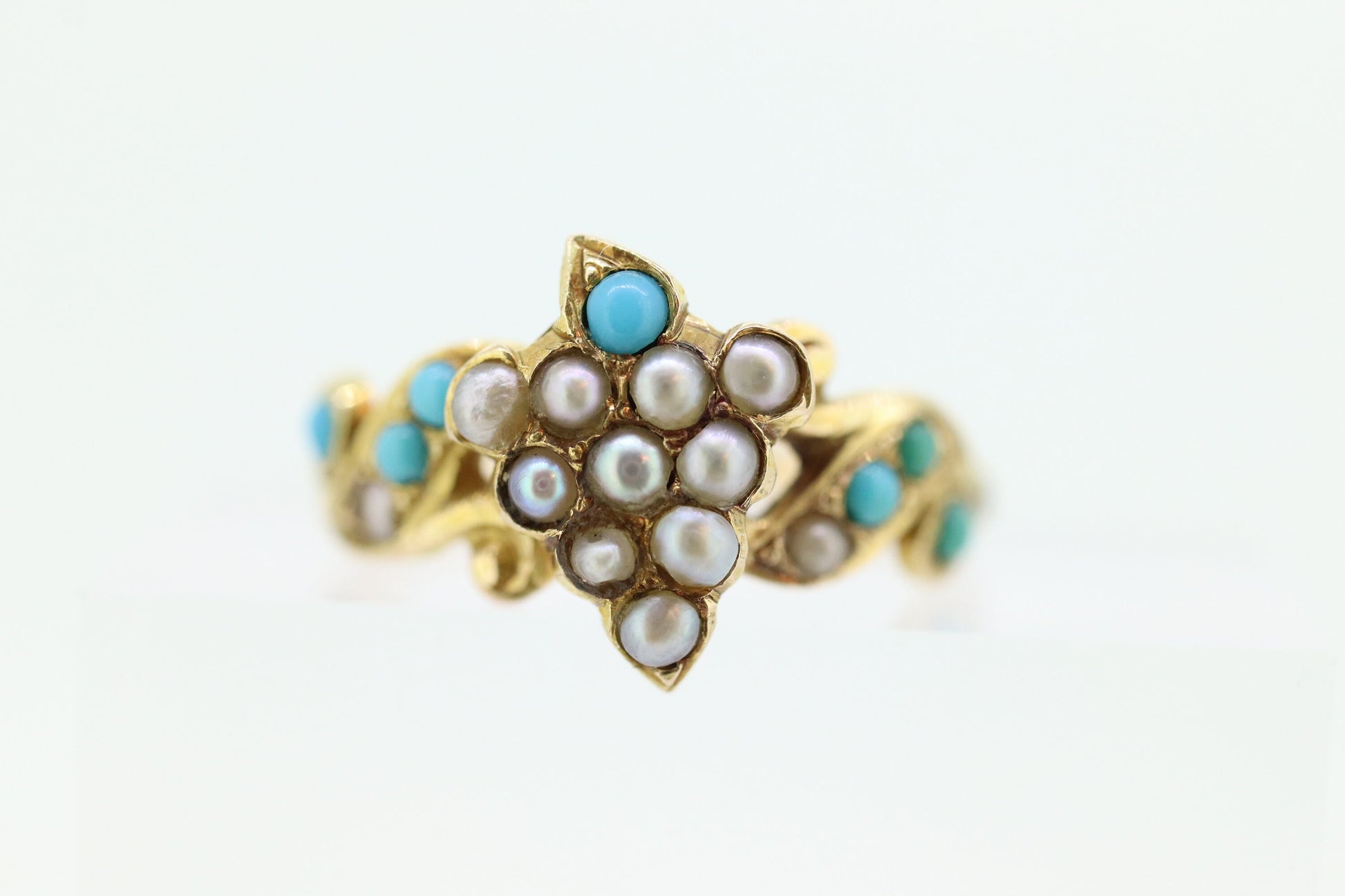 Victorian 10k Turquoise Cabochon and Pearl Seed Ring. 10k Victorian ornate Vine embossed bezel ring. st(115)