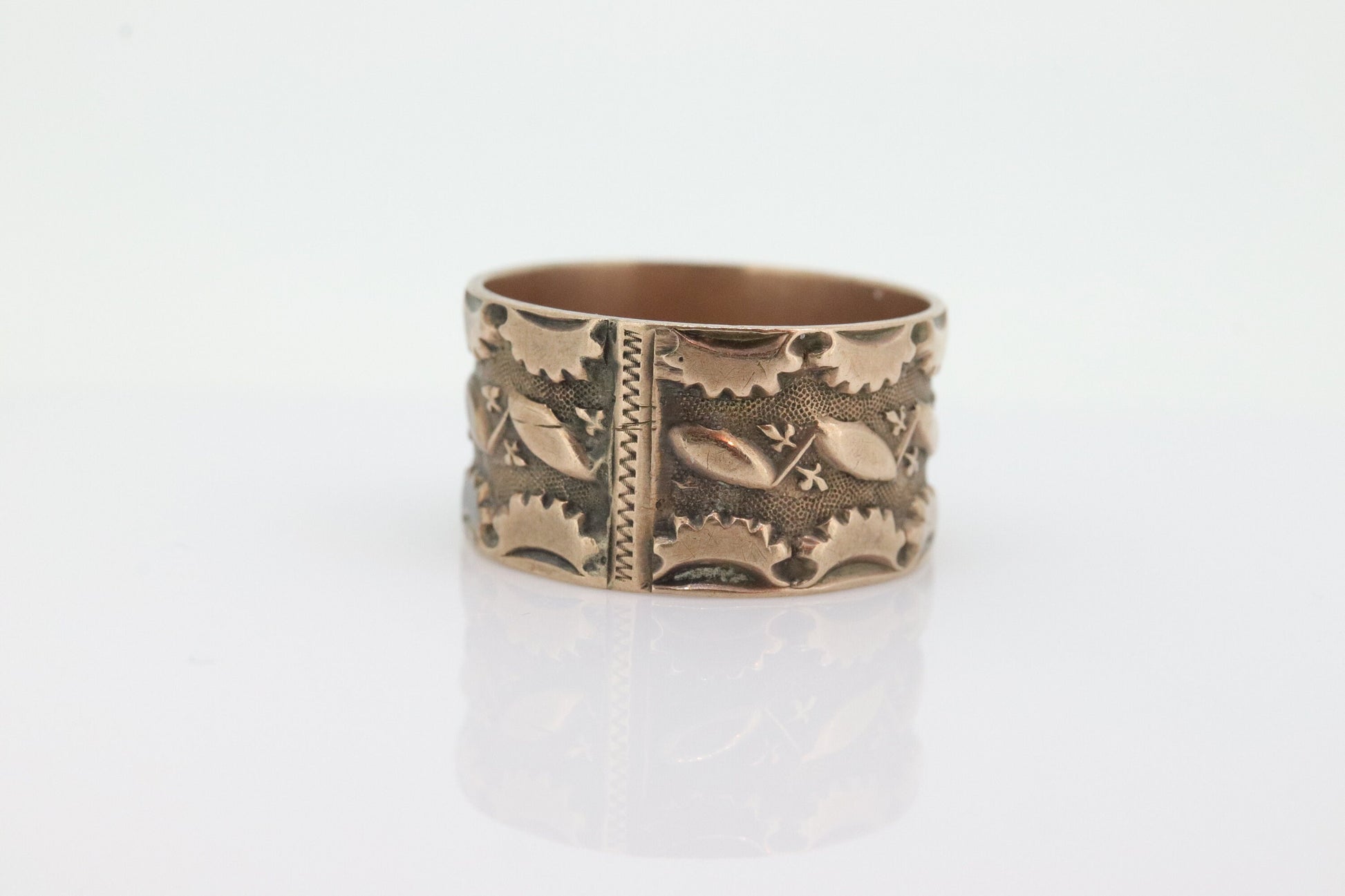 10k Antique Wide Victorian Cigar band. 10k Rose Gold Antique Embossed Flower Leaf design. 10mm sz7.5 st(132)