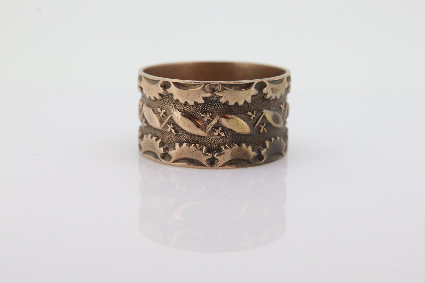 10k Antique Wide Victorian Cigar band. 10k Rose Gold Antique Embossed Flower Leaf design. 10mm sz7.5 st(132)