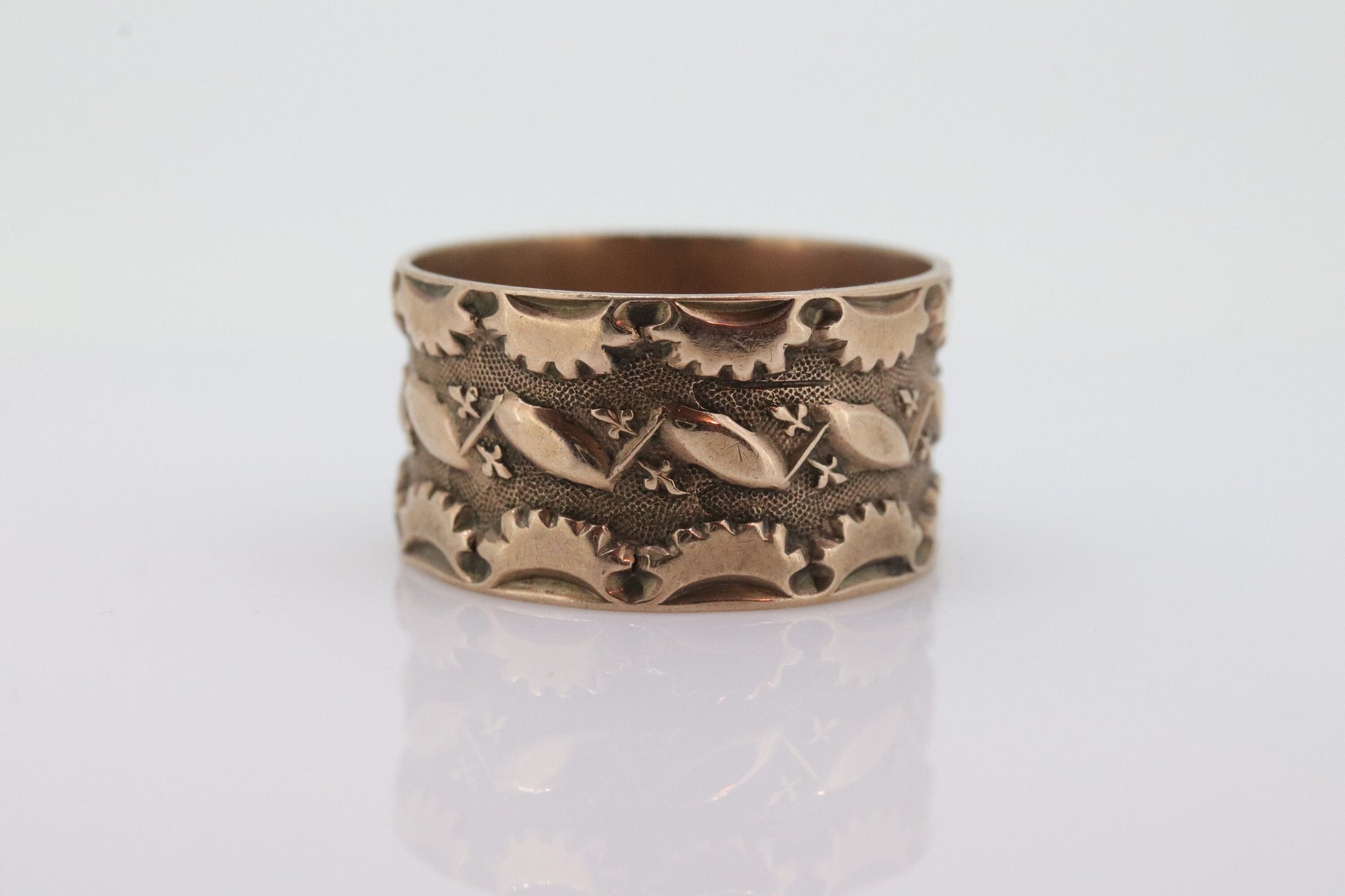 10k Antique Wide Victorian Cigar band. 10k Rose Gold Antique Embossed Flower Leaf design. 10mm sz7.5 st(132)