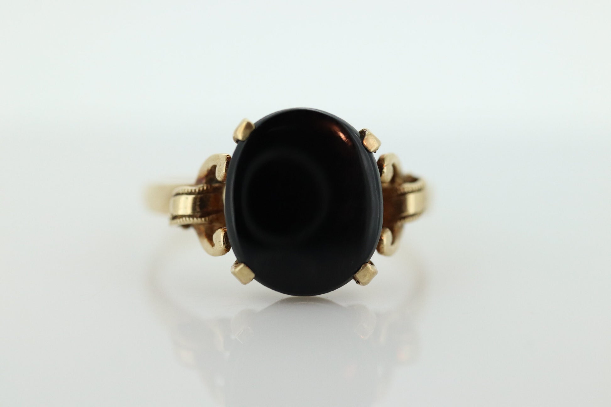 10k ONYX ring. Oval Onyx prong set victorian mourning ring. Scroll work shoulders. (st32/20)