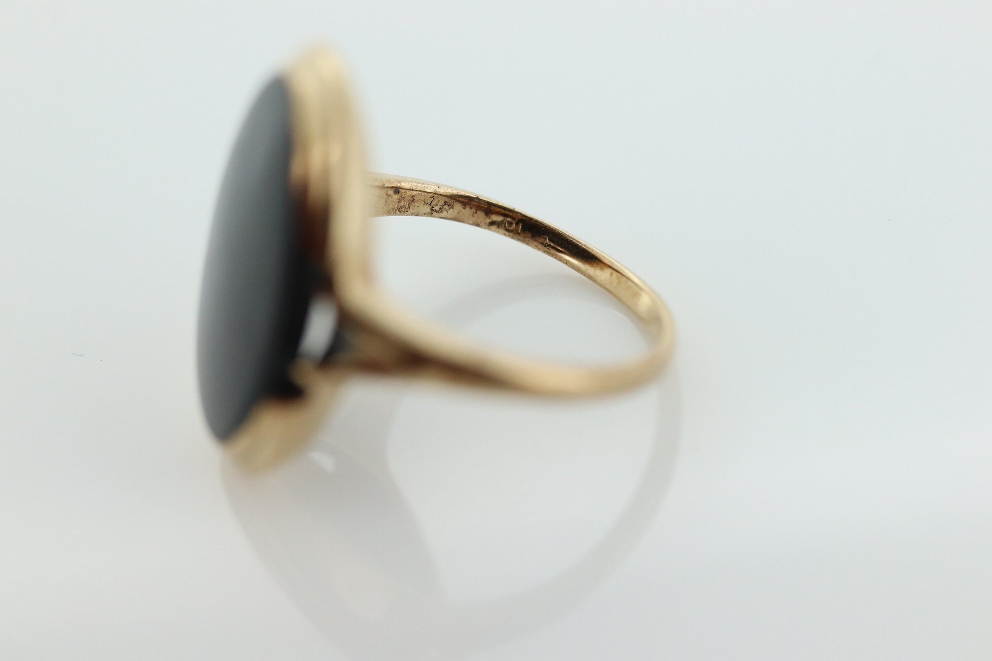 10k ONYX ring. Bezel set Slim  Oval Onyx signet ring. 1930s Vintage. Mourning ring. st(83/37)