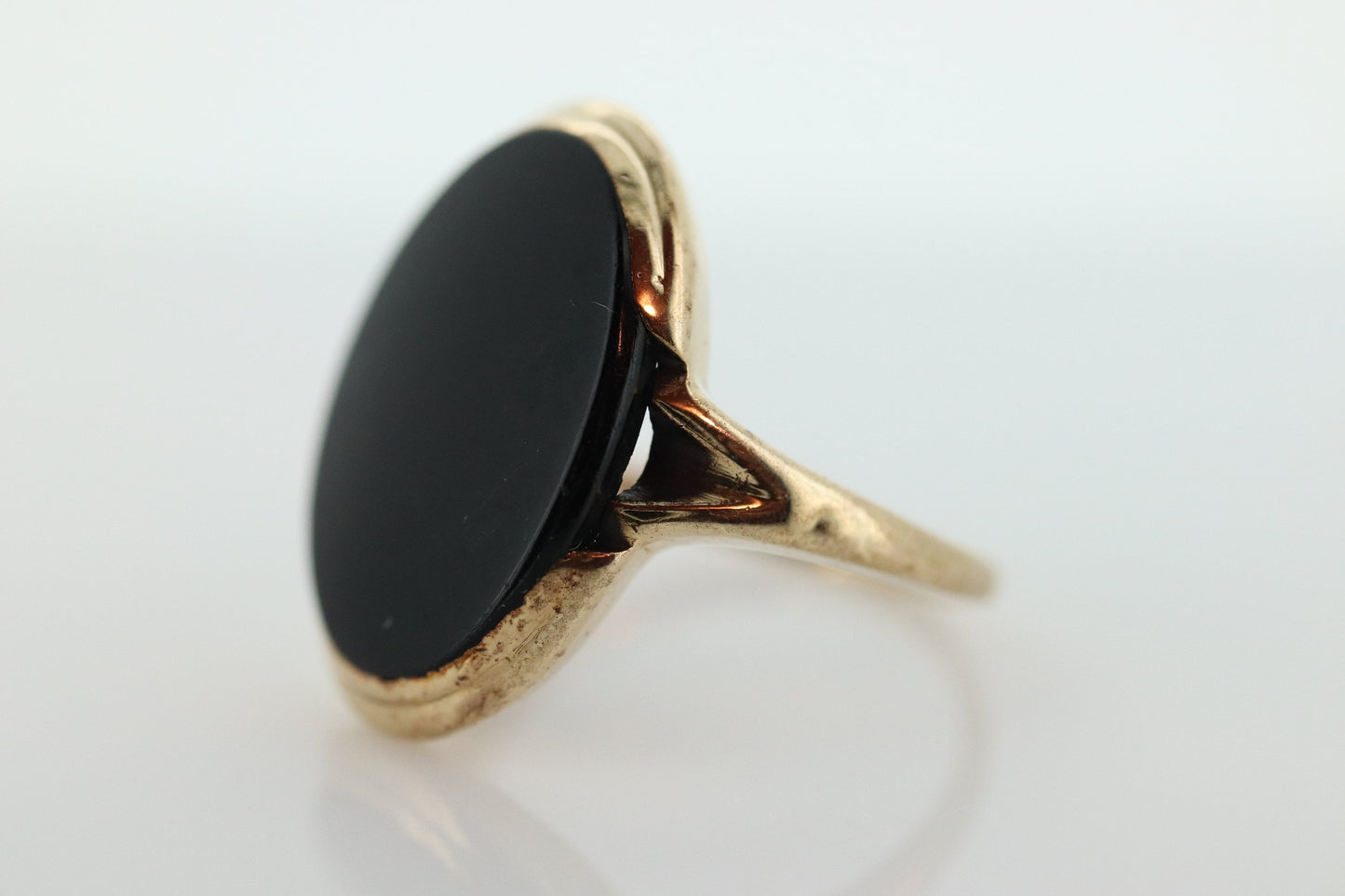 10k ONYX ring. Bezel set Slim  Oval Onyx signet ring. 1930s Vintage. Mourning ring. st(83/37)