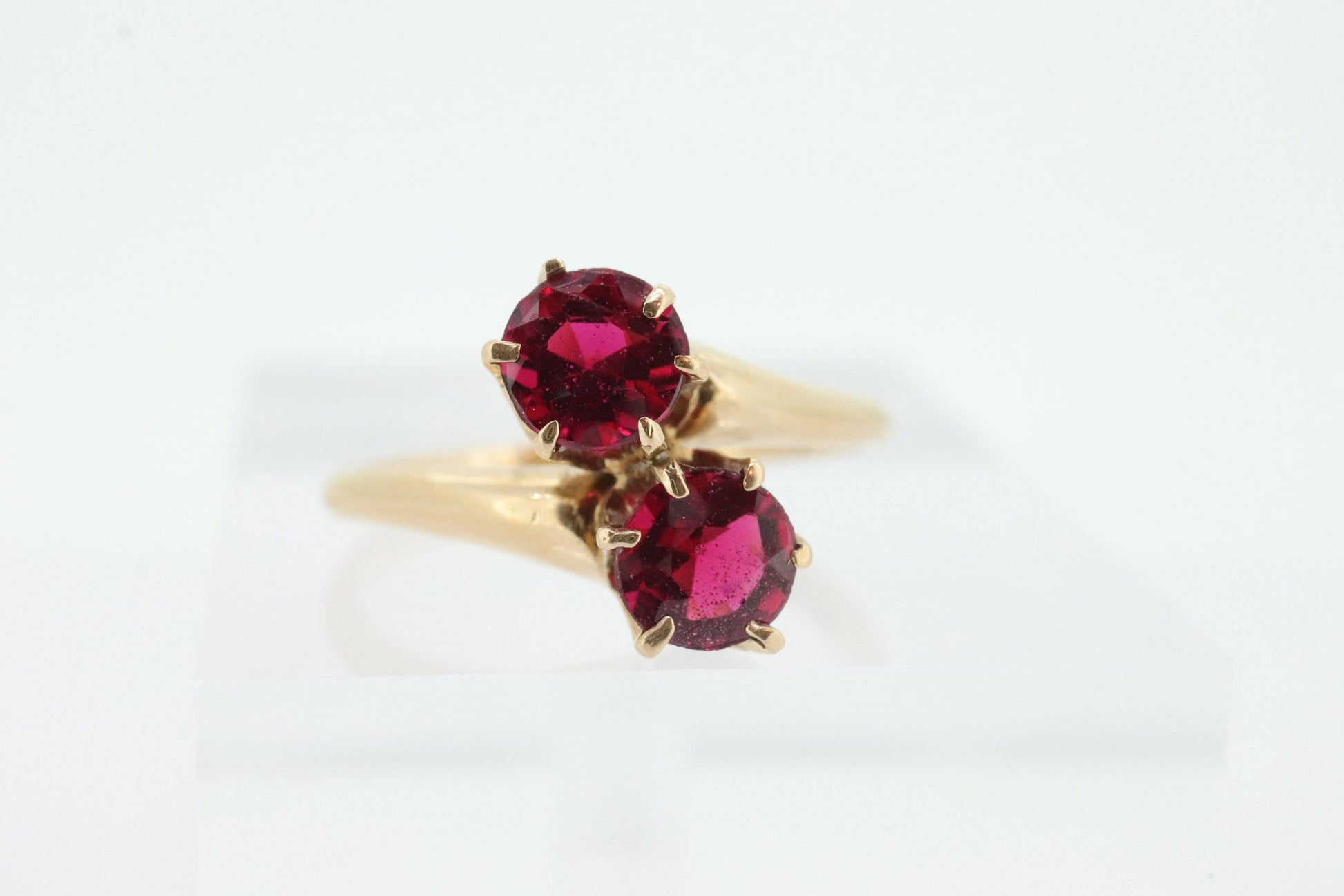 JR Wood 14K Garnet Twin Band. Vintage Jr Wood and Sons Garnet Victorian claw bypass ring. st(81)