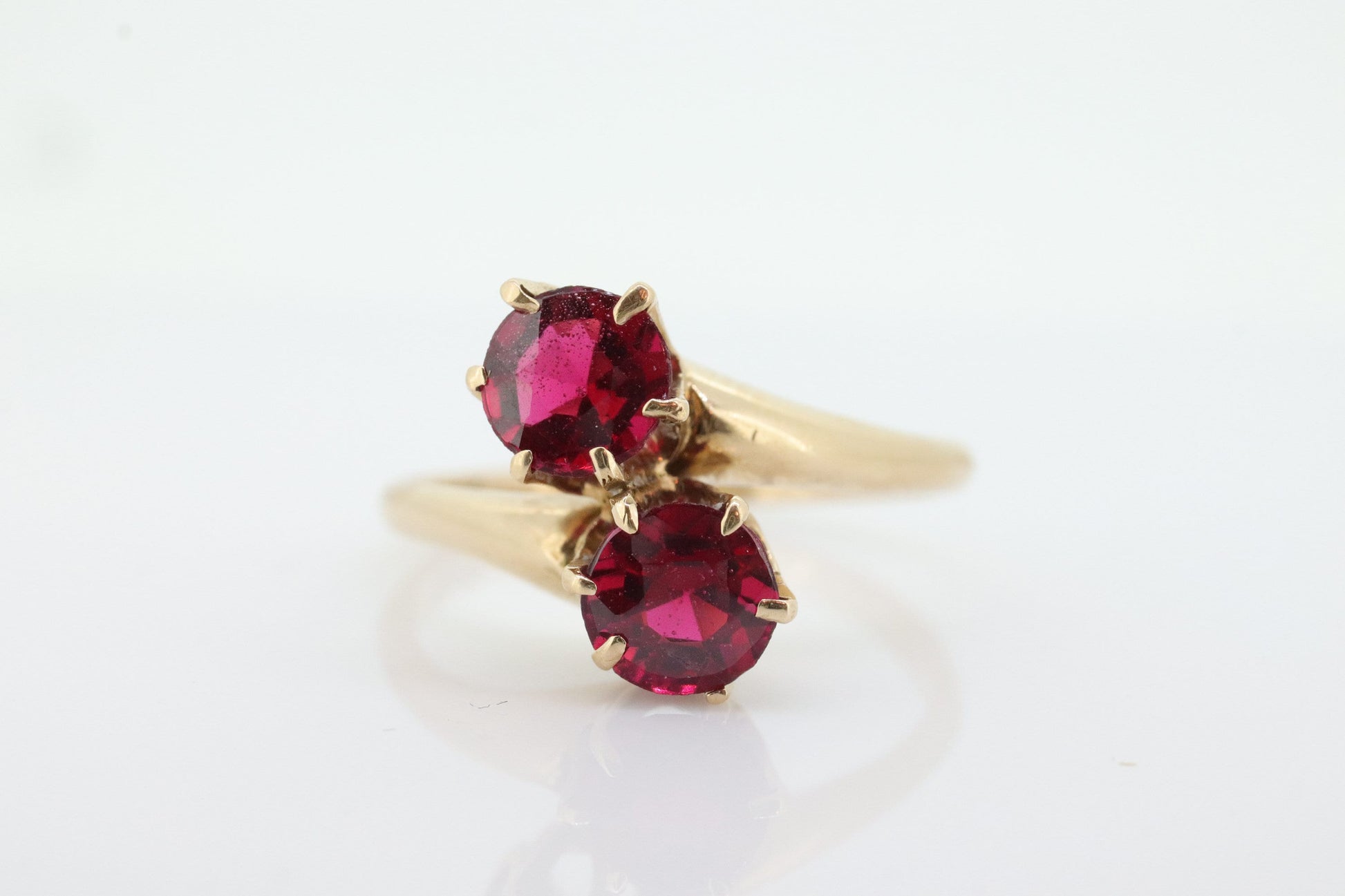 JR Wood 14K Garnet Twin Band. Vintage Jr Wood and Sons Garnet Victorian claw bypass ring. st(81)