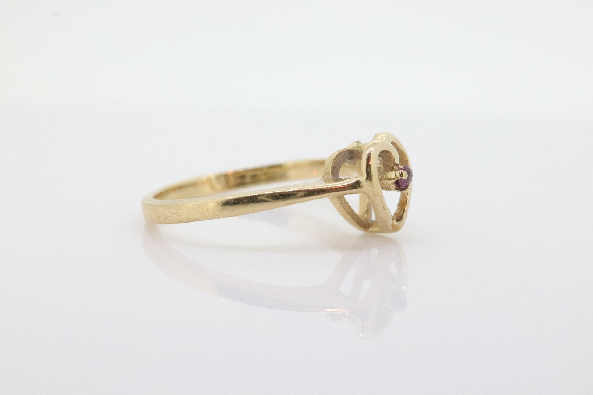 10k Open Heart and ruby ring. Dainty Heart love beat ruby ring. Dainty Heart LOVE ring. st(32)