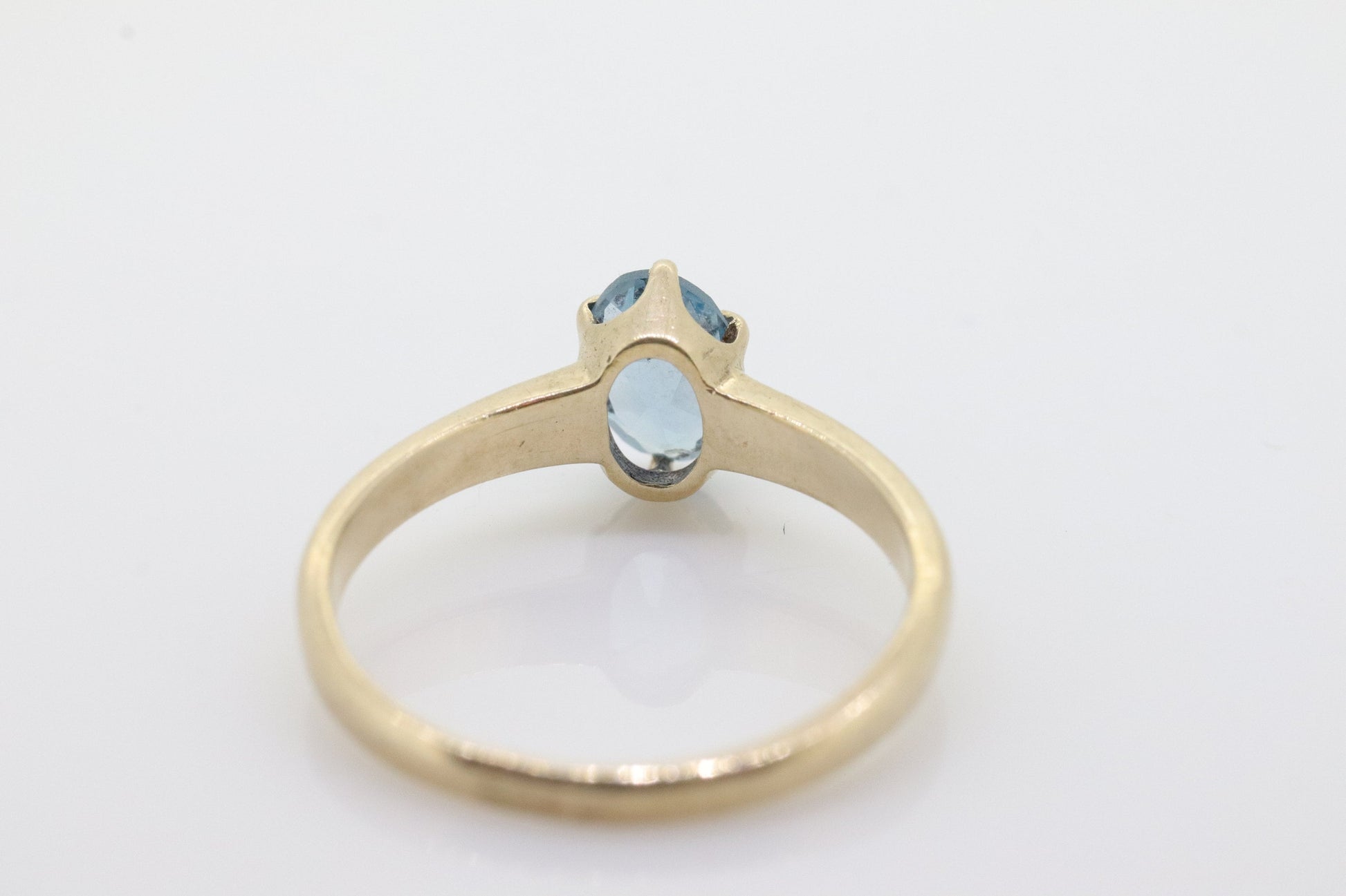 10k Topaz Solitaire Ring. 10k yellow gold HANDWROUGHT Blue Oval Topaz solitaire ring. st(42)