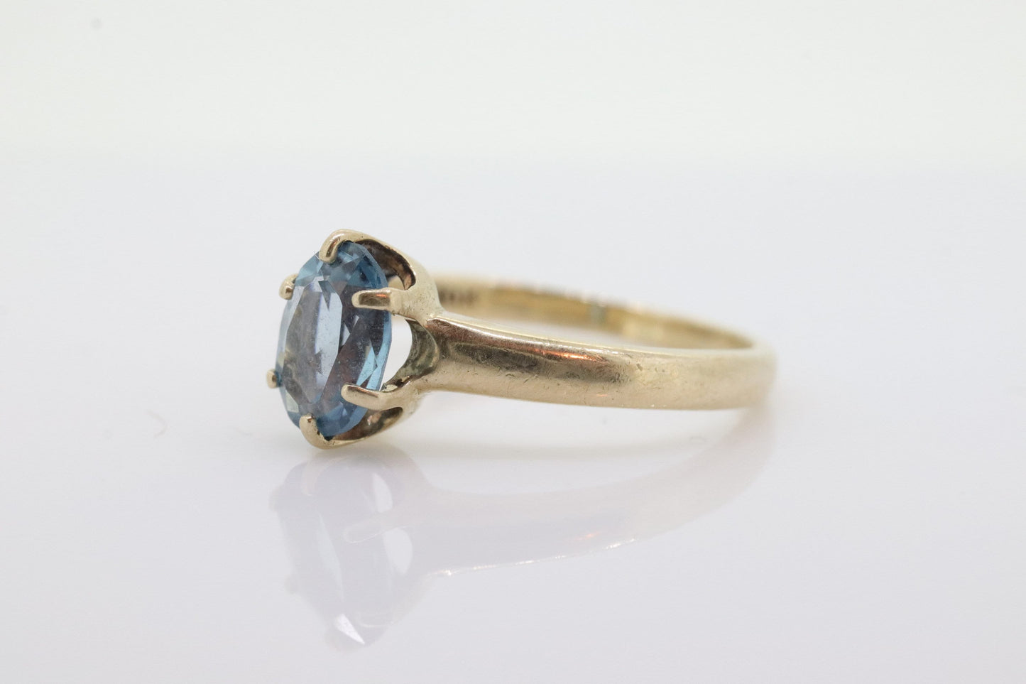 10k Topaz Solitaire Ring. 10k yellow gold HANDWROUGHT Blue Oval Topaz solitaire ring. st(42)