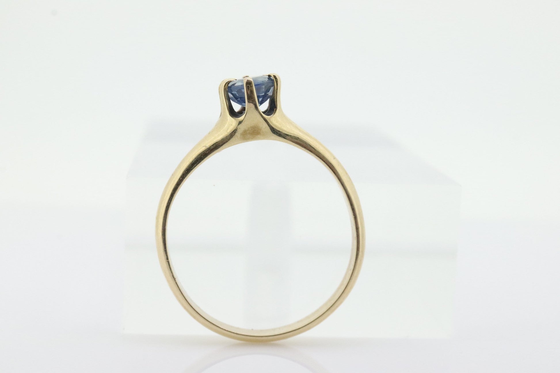 14k London Blue Topaz Solitaire Ring. 14k yellow gold Blue round Topaz Victorian Claw solitaire ring. st(55)