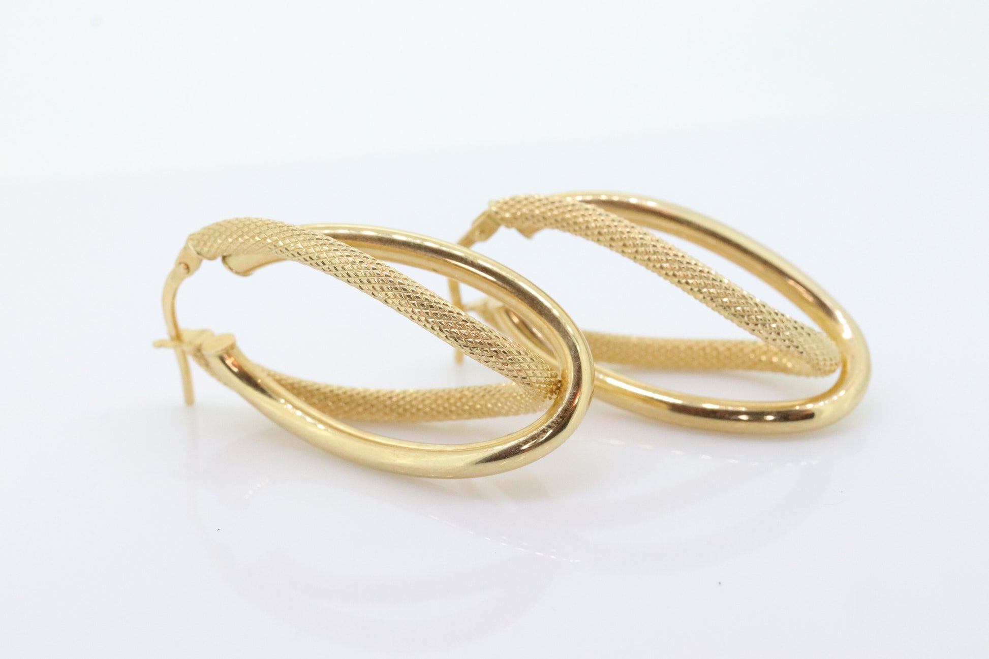 14k Gold Puffed Hollow HOOP Earrings. Intertwined Textured Loop earrings. MILOR Italy st74/75