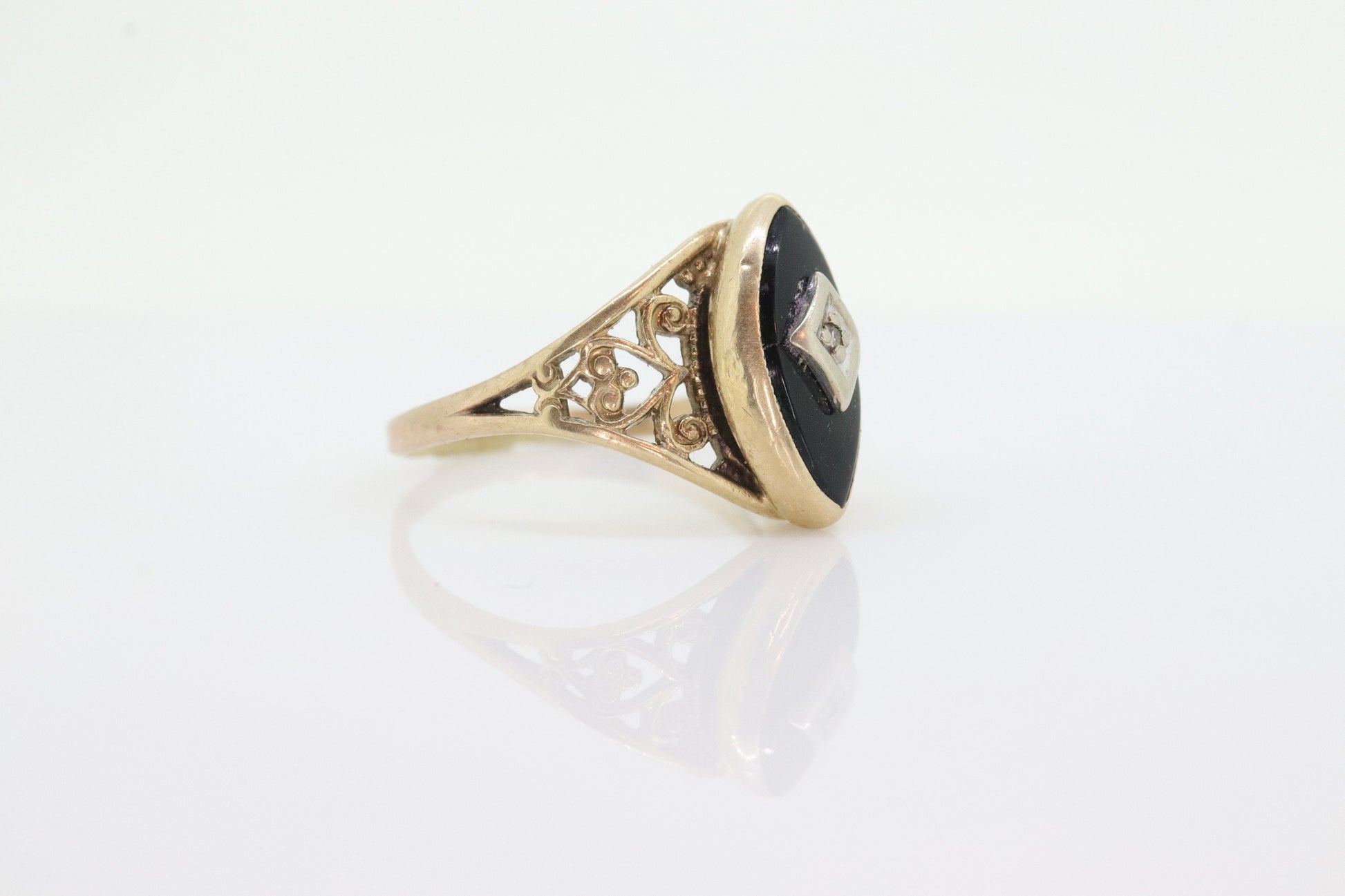 10k ONYX and diamond ring. Marquise Onyx bezel set victorian mourning ring. st(86/75)