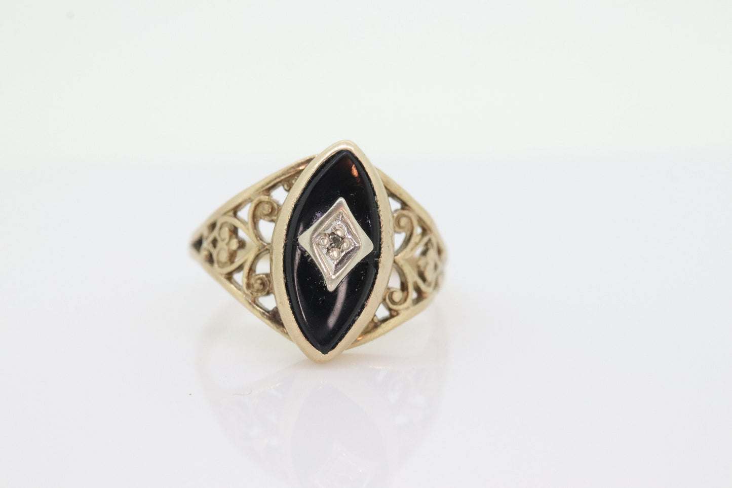 10k ONYX and diamond ring. Marquise Onyx bezel set victorian mourning ring. st(86/75)