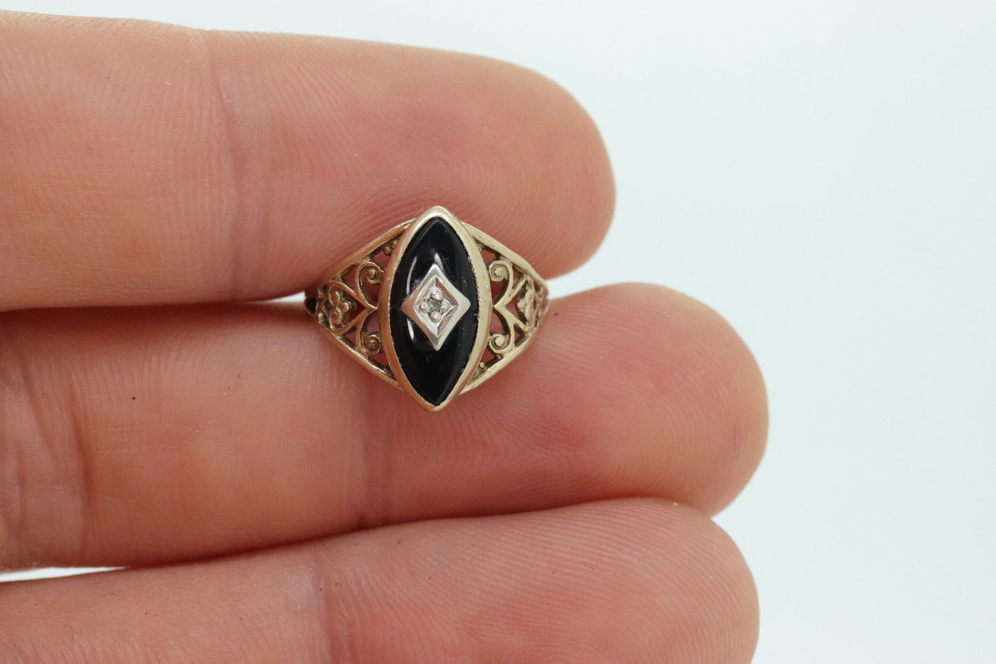 10k ONYX and diamond ring. Marquise Onyx bezel set victorian mourning ring. st(86/75)