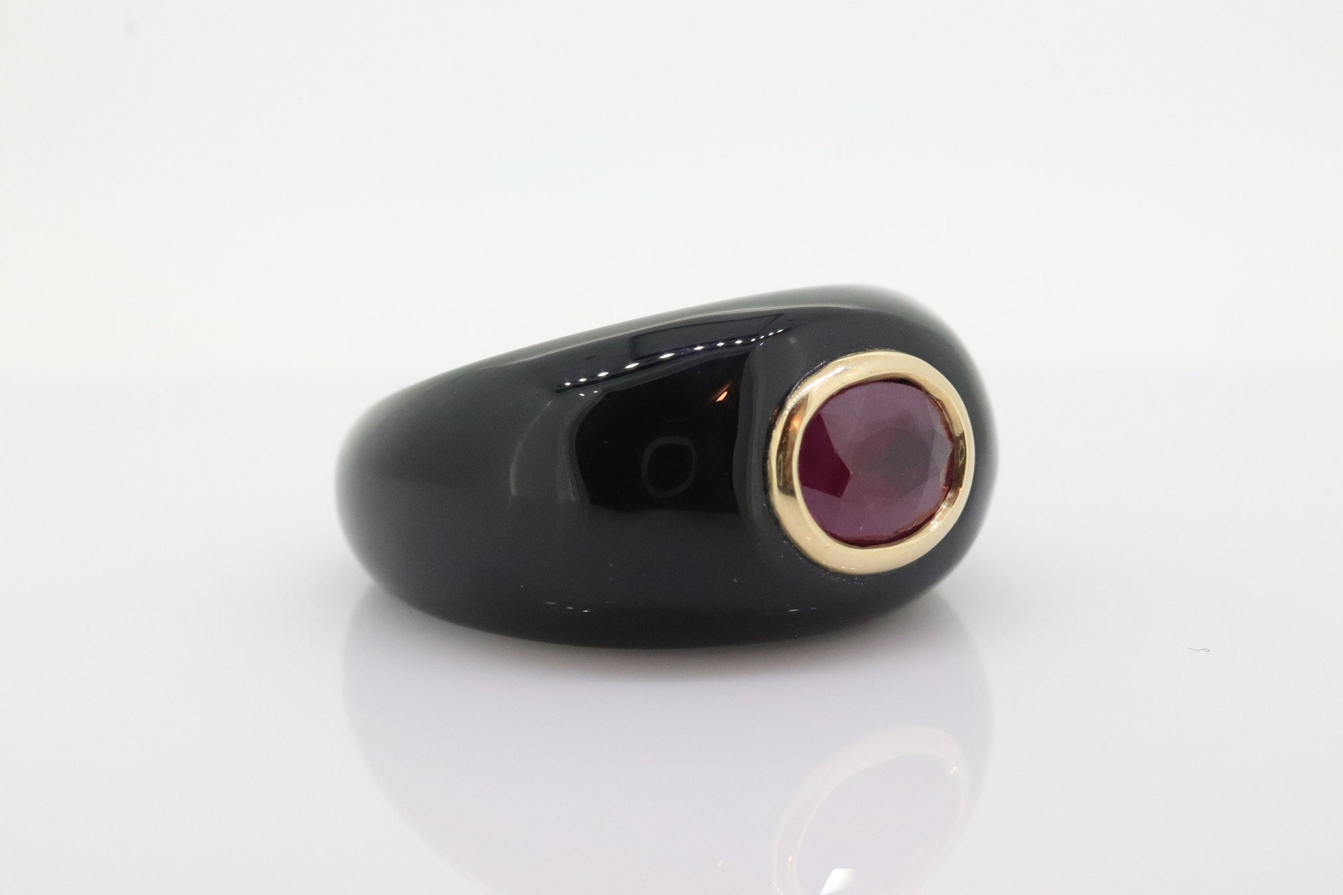 14k Carved Onyx and Ruby Ring. Solid Onyx shank with LC Ruby. st(100/63)