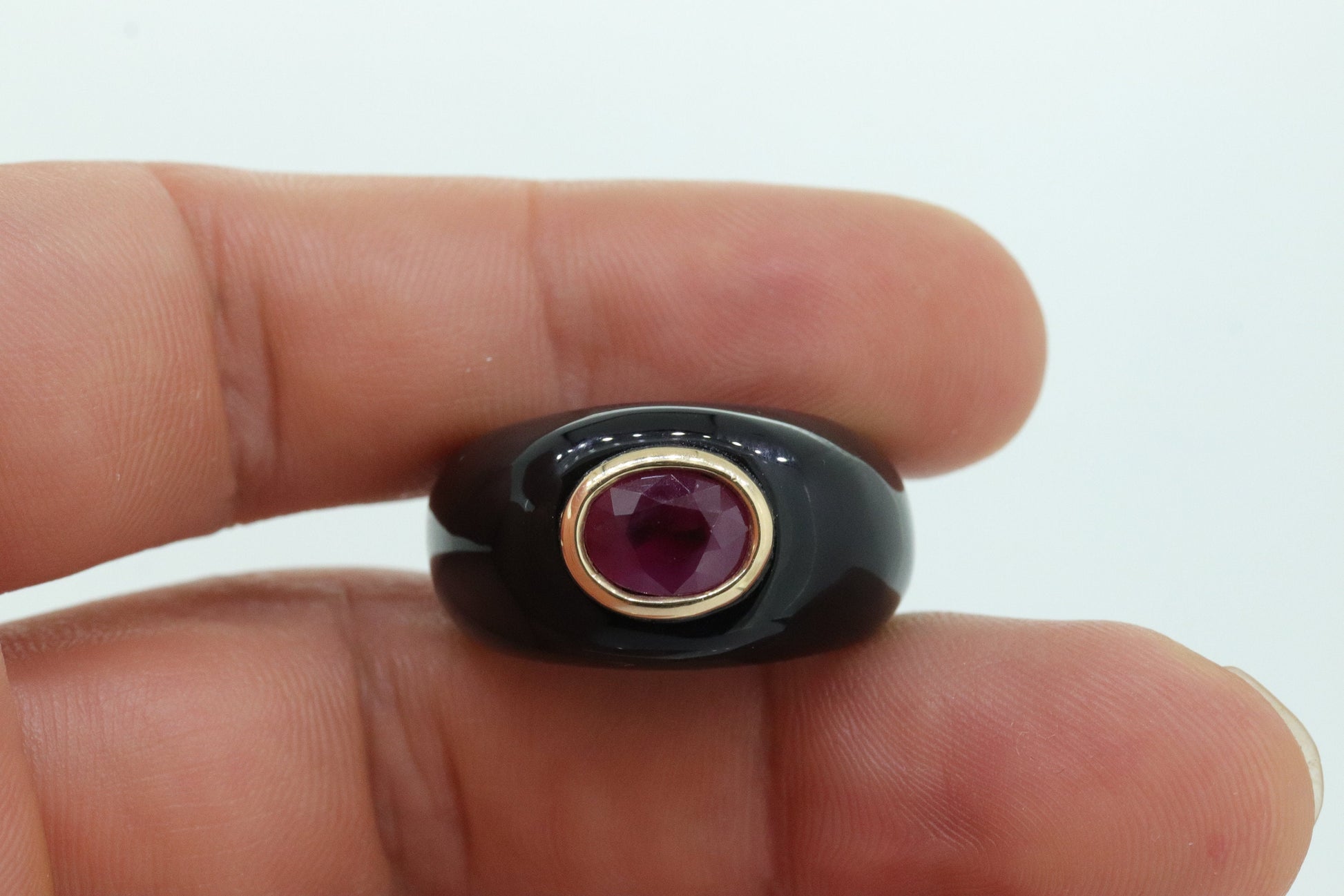 14k Carved Onyx and Ruby Ring. Solid Onyx shank with LC Ruby. st(100/63)