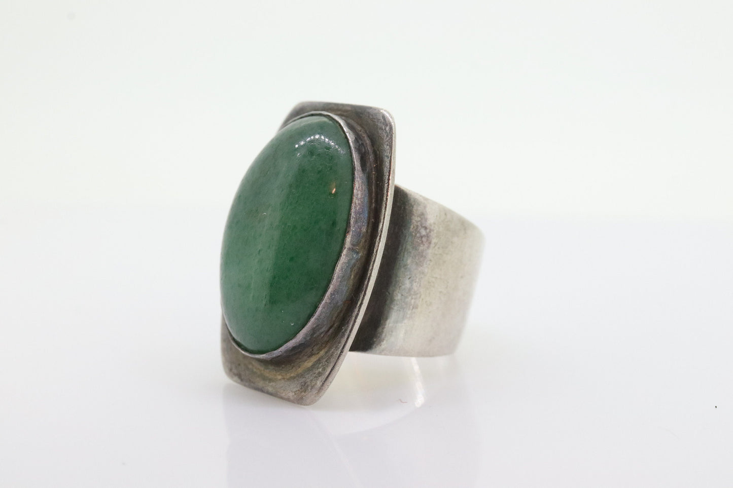 Green cabochon Chrysoprase sterling Silver modernist ring. Size 4.5 (st12/11)