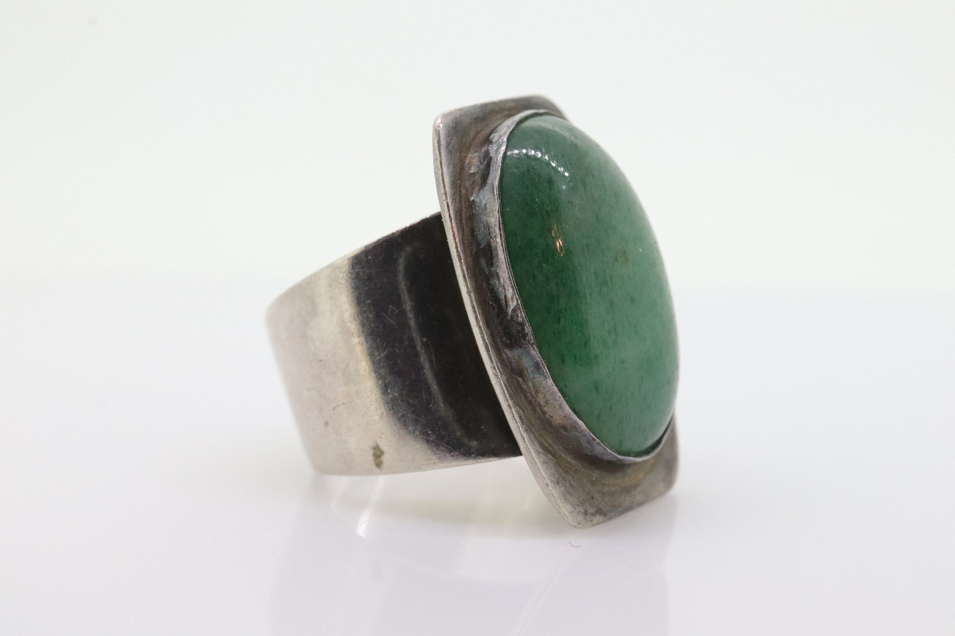 Green cabochon Chrysoprase sterling Silver modernist ring. Size 4.5 (st12/11)