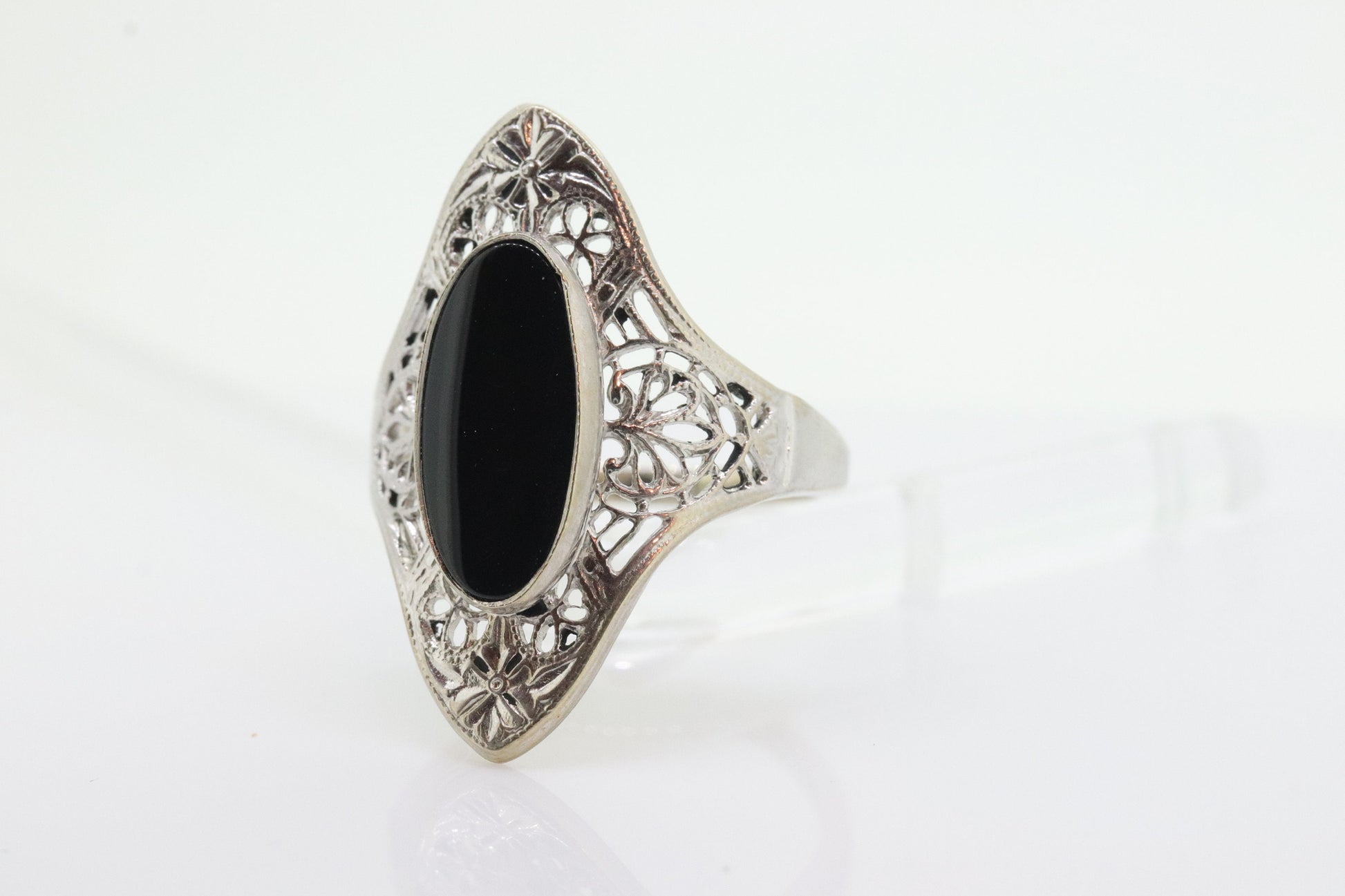 10k Filigree Onyx shield ring. 10k White Gold Scroll Embossed Art Deco Onyx ring. st(81/65)