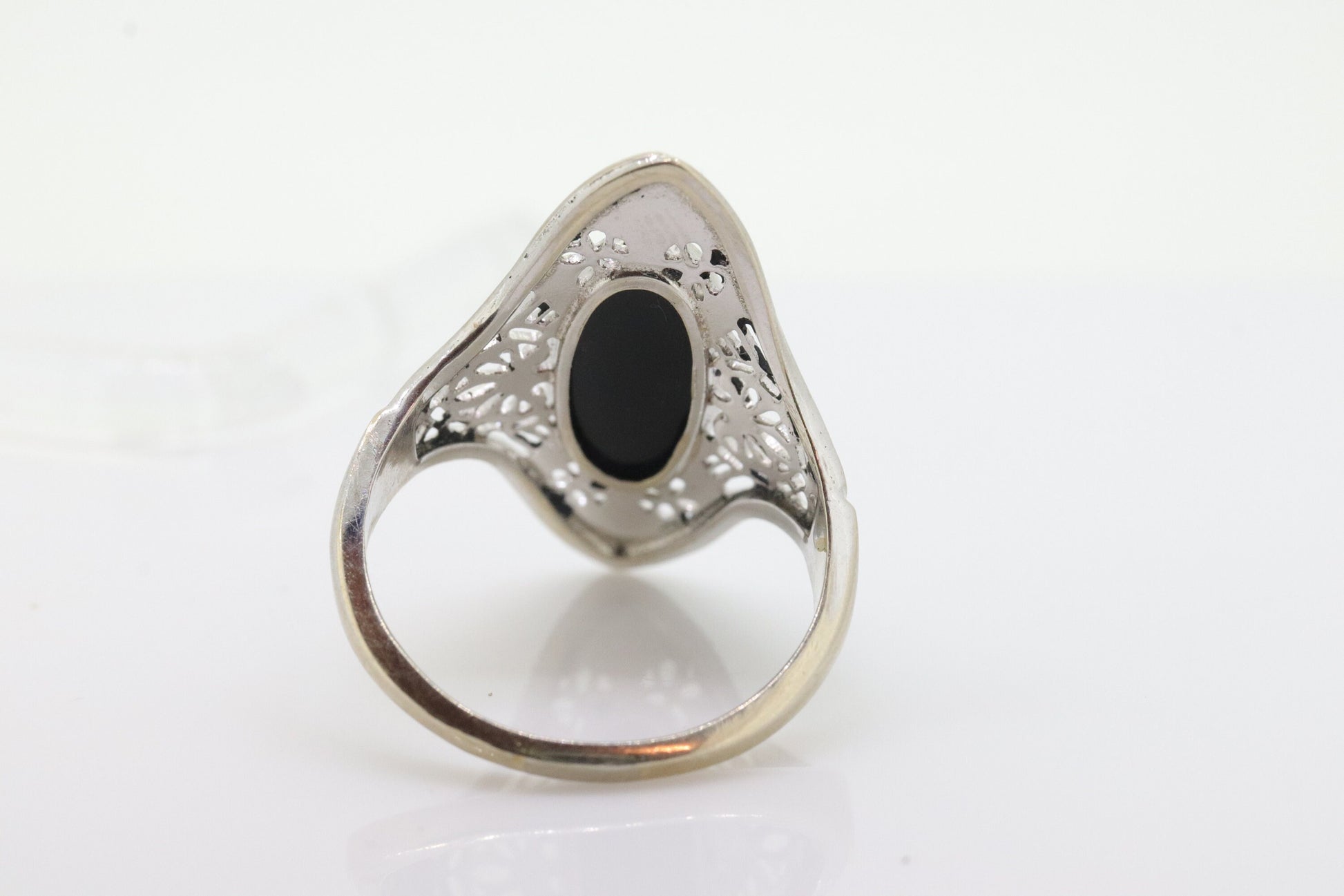 10k Filigree Onyx shield ring. 10k White Gold Scroll Embossed Art Deco Onyx ring. st(81/65)