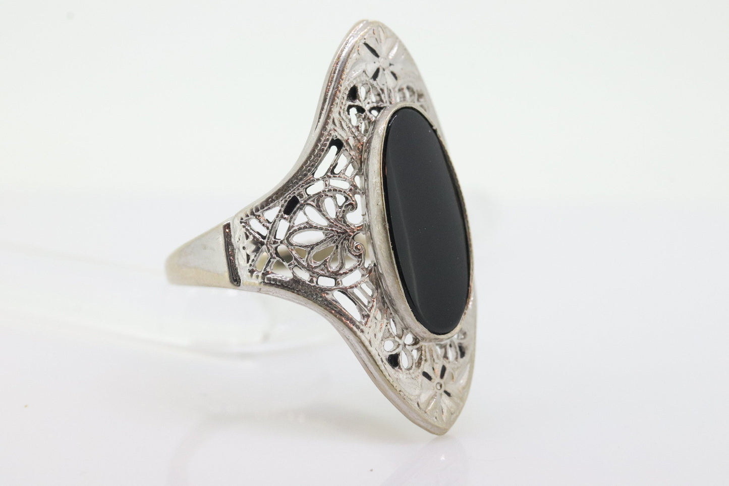 10k Filigree Onyx shield ring. 10k White Gold Scroll Embossed Art Deco Onyx ring. st(81/65)