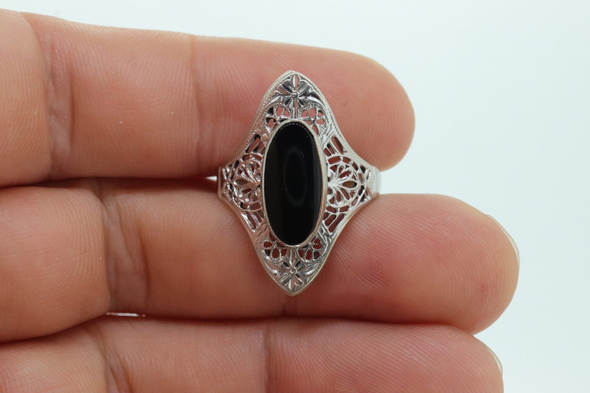 10k Filigree Onyx shield ring. 10k White Gold Scroll Embossed Art Deco Onyx ring. st(81/65)