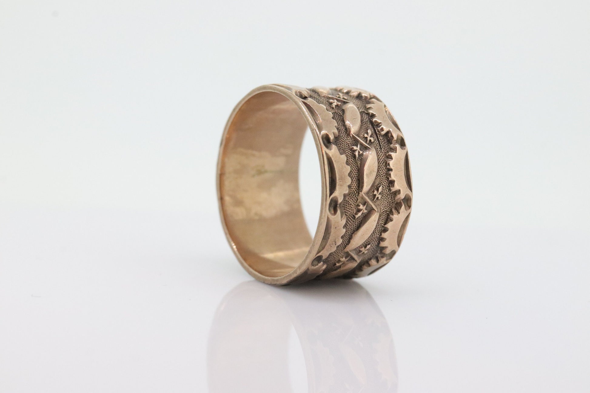 10k Antique Wide Victorian Cigar band. 10k Rose Gold Antique Embossed Flower Leaf design. 10mm sz7.5 st(132)