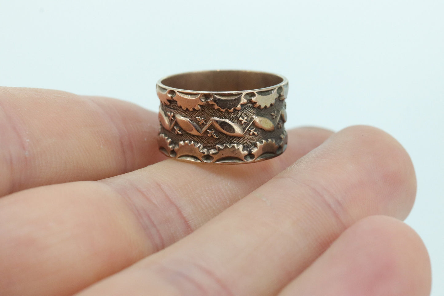 10k Antique Wide Victorian Cigar band. 10k Rose Gold Antique Embossed Flower Leaf design. 10mm sz7.5 st(132)