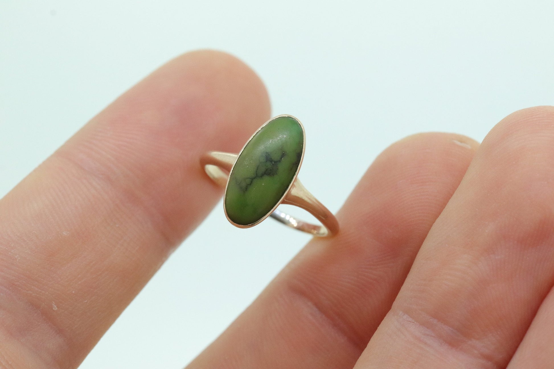 Victorian 10k Turquoise Cabochon stone Ring. 10k GREEN Turquoise Oval Bezel set Victorian ornate ring. st(173)