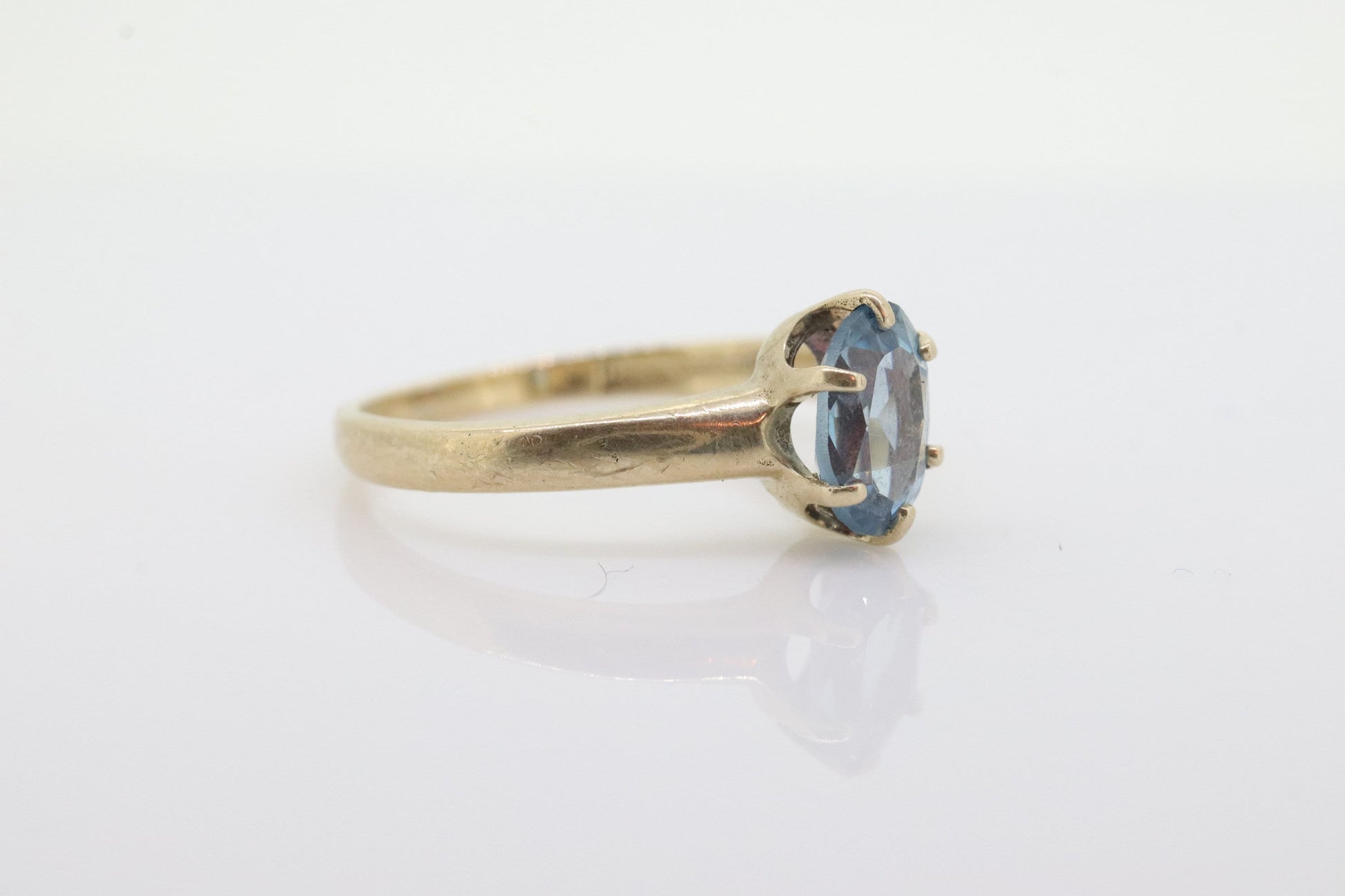 10k Topaz Solitaire Ring. 10k yellow gold HANDWROUGHT Blue Oval Topaz solitaire ring. st(42)