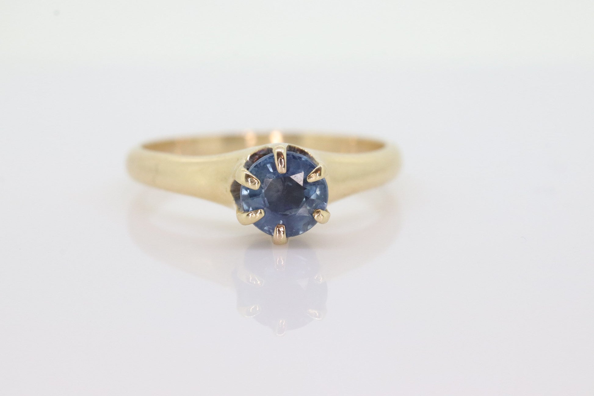 14k London Blue Topaz Solitaire Ring. 14k yellow gold Blue round Topaz Victorian Claw solitaire ring. st(55)