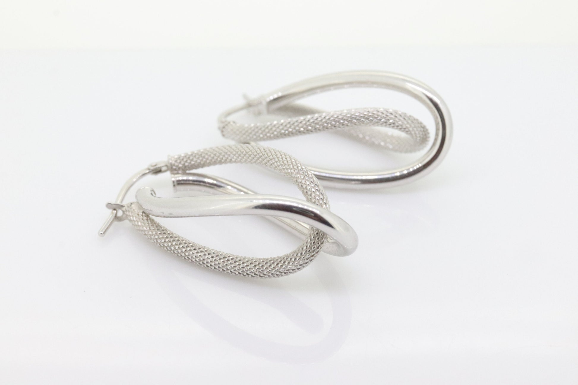 14k Gold Puffed Hollow HOOP Earrings. Intertwined Textured Loop earrings. MILOR Italy st74/75