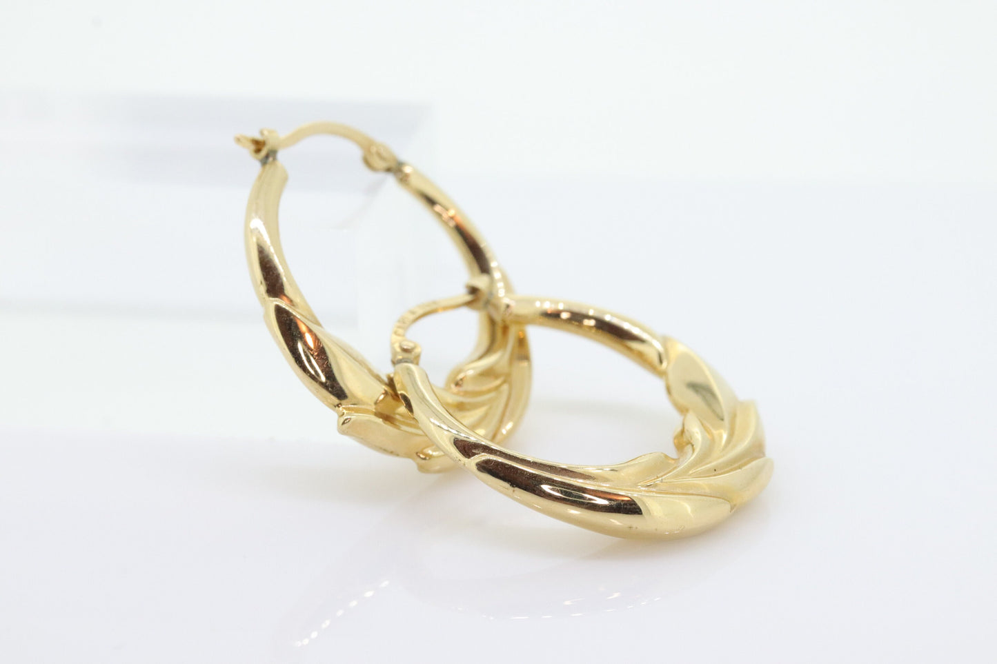 Vintage 14k Gold Puffed Hollow Earrings. Carla Hoop earrings. st(88/11)