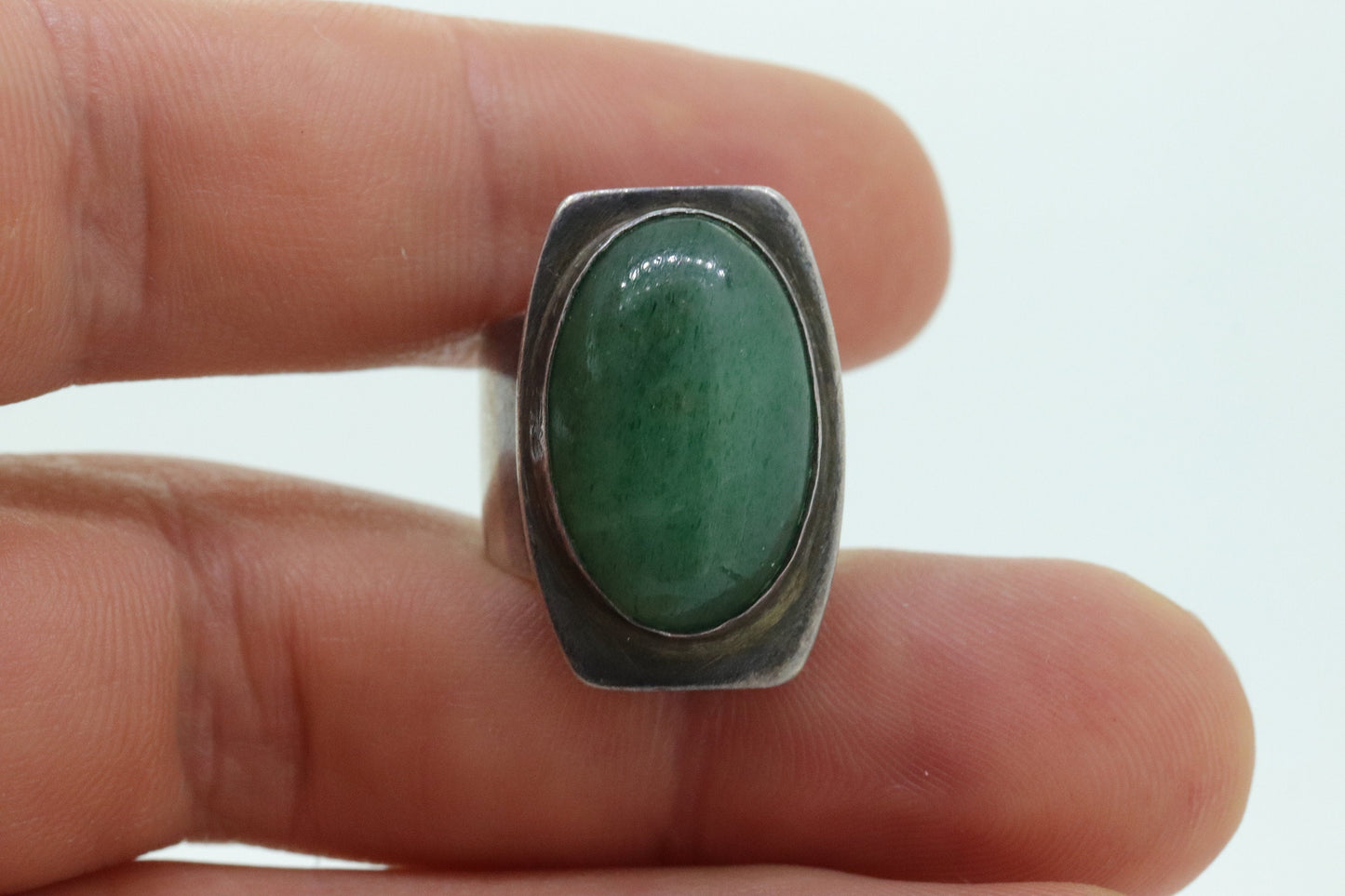 Green cabochon Chrysoprase sterling Silver modernist ring. Size 4.5 (st12/11)