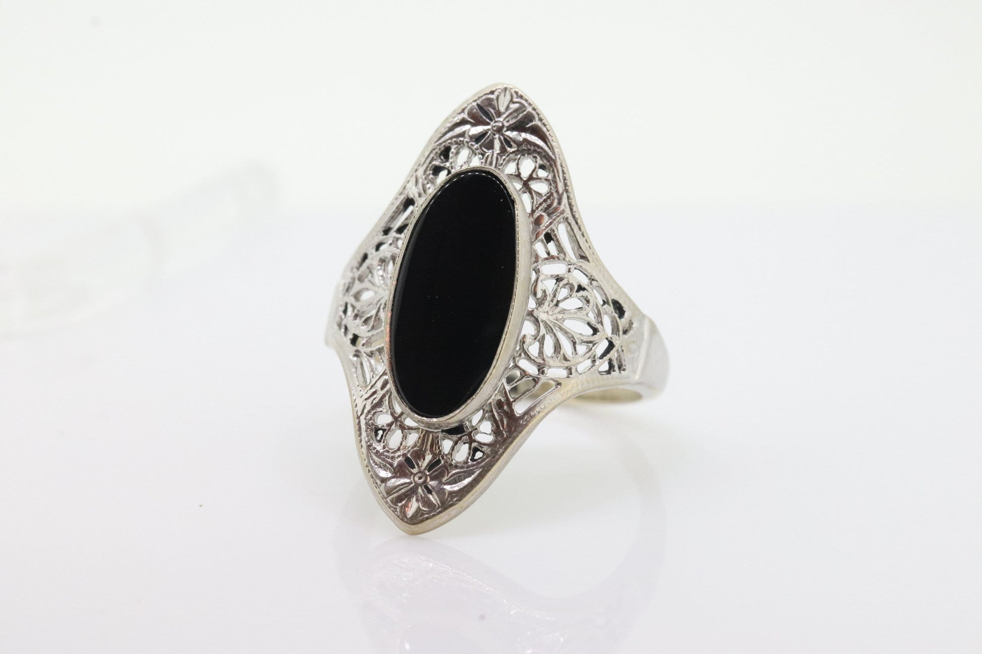 10k Filigree Onyx shield ring. 10k White Gold Scroll Embossed Art Deco Onyx ring. st(81/65)