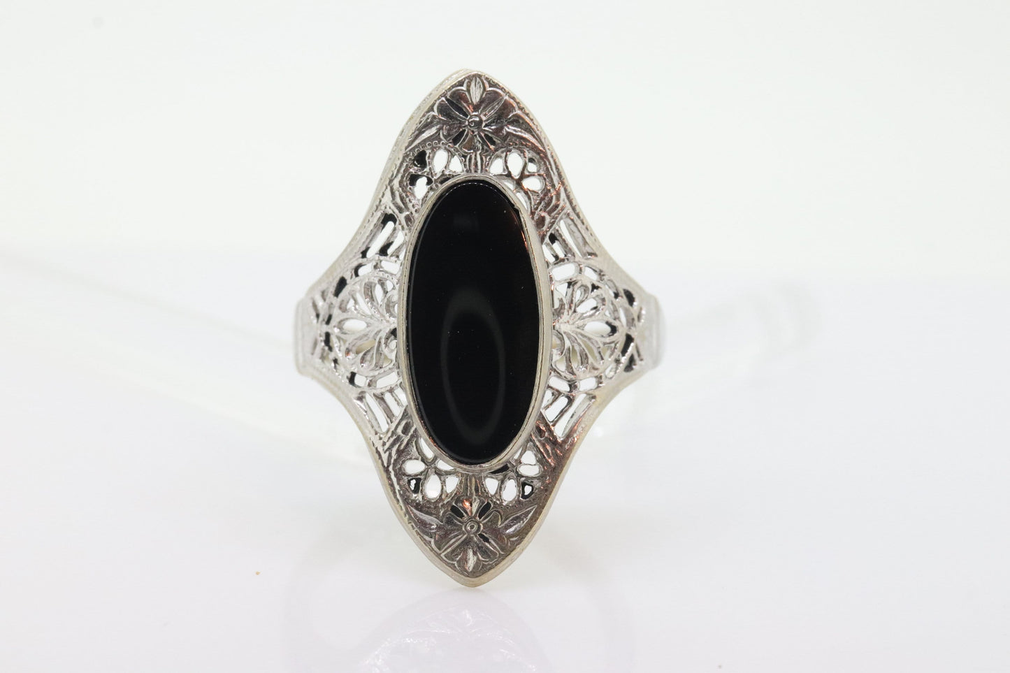 10k Filigree Onyx shield ring. 10k White Gold Scroll Embossed Art Deco Onyx ring. st(81/65)