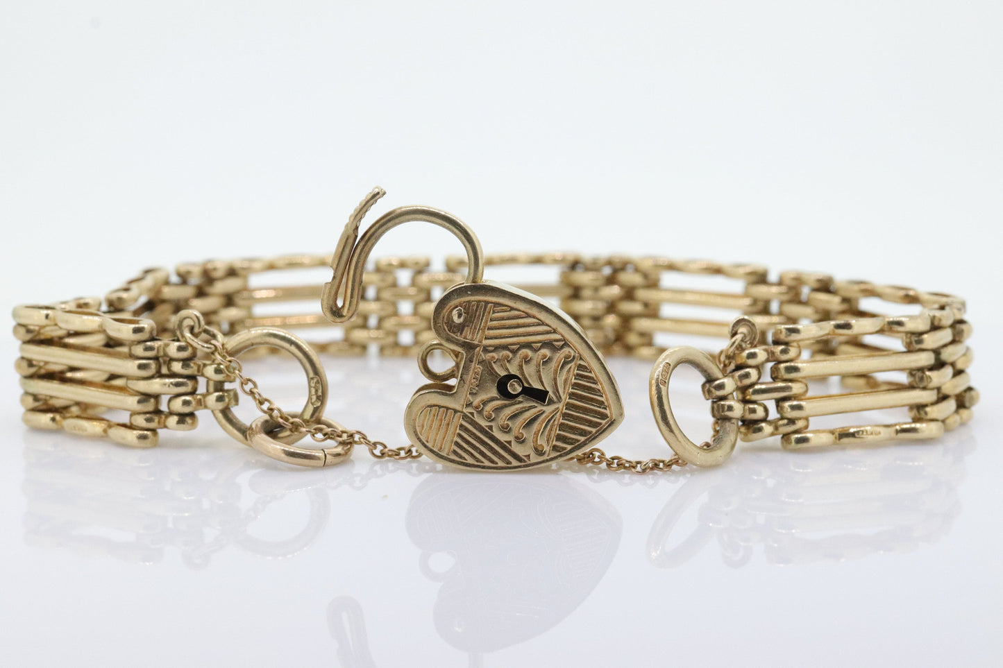 9k Heart Lock Padlock Bracelet. Victorian design 7in 19.5g