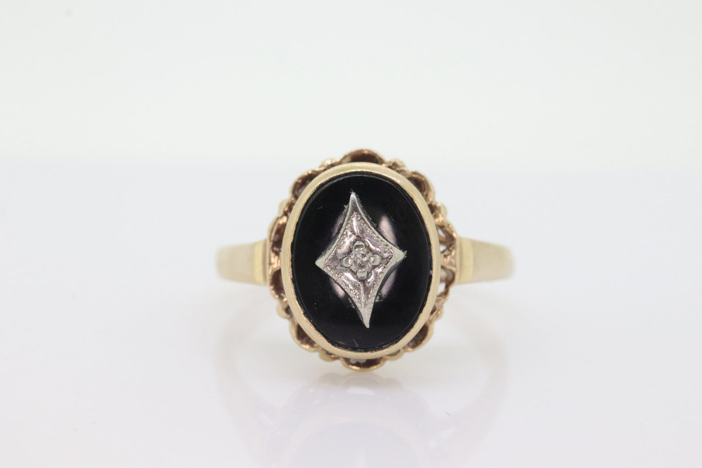 10k ONYX and diamond ring. Oval Onyx bezel set victorian mourning ring. st(196)