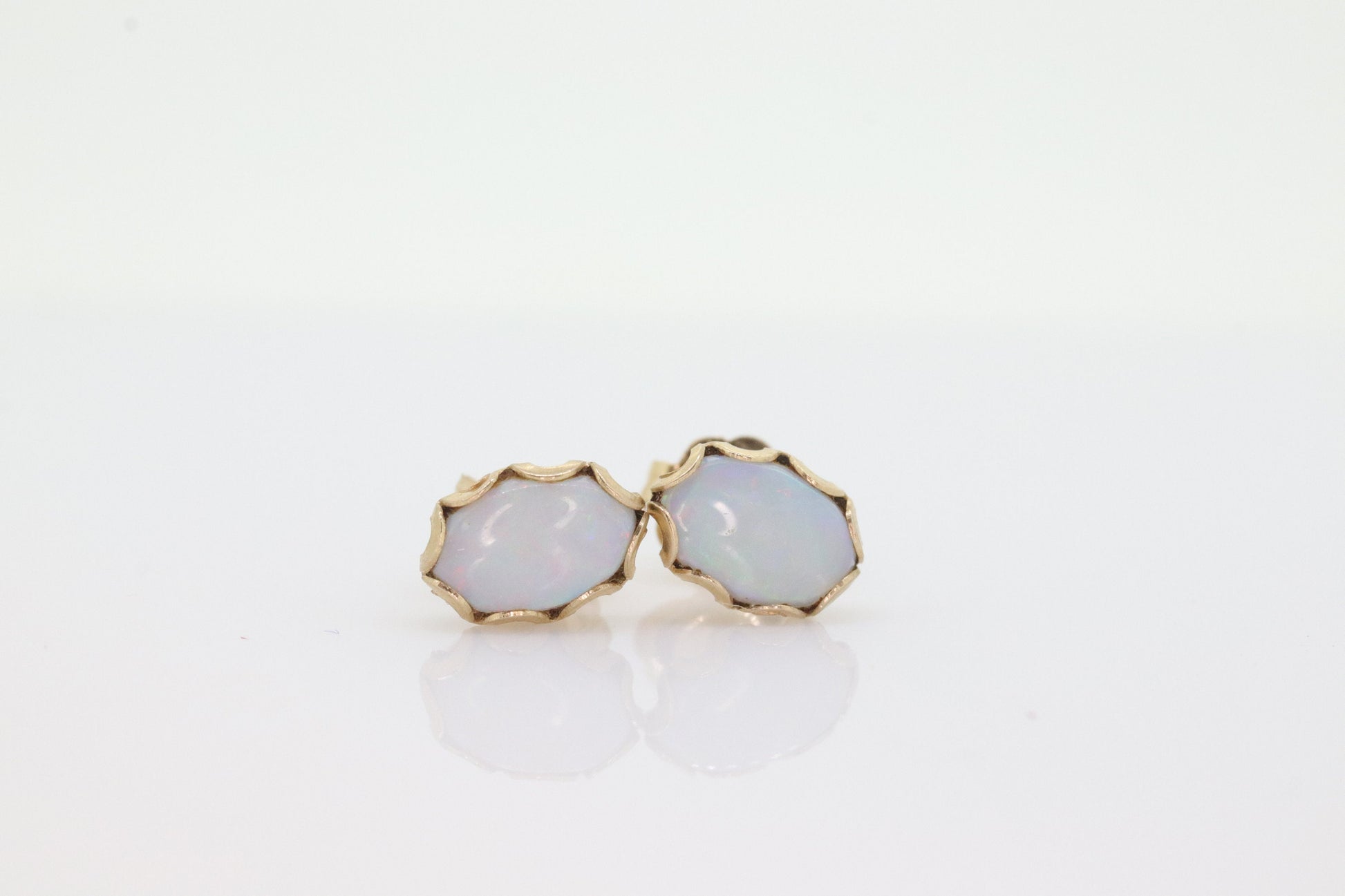 14k Opal Solitaire Stud Earrings. Very Adorable and Cute Earrings. st(40)