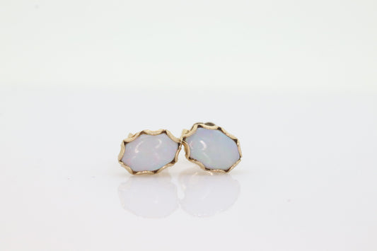 14k Opal Solitaire Stud Earrings. Very Adorable and Cute Earrings. st(40)