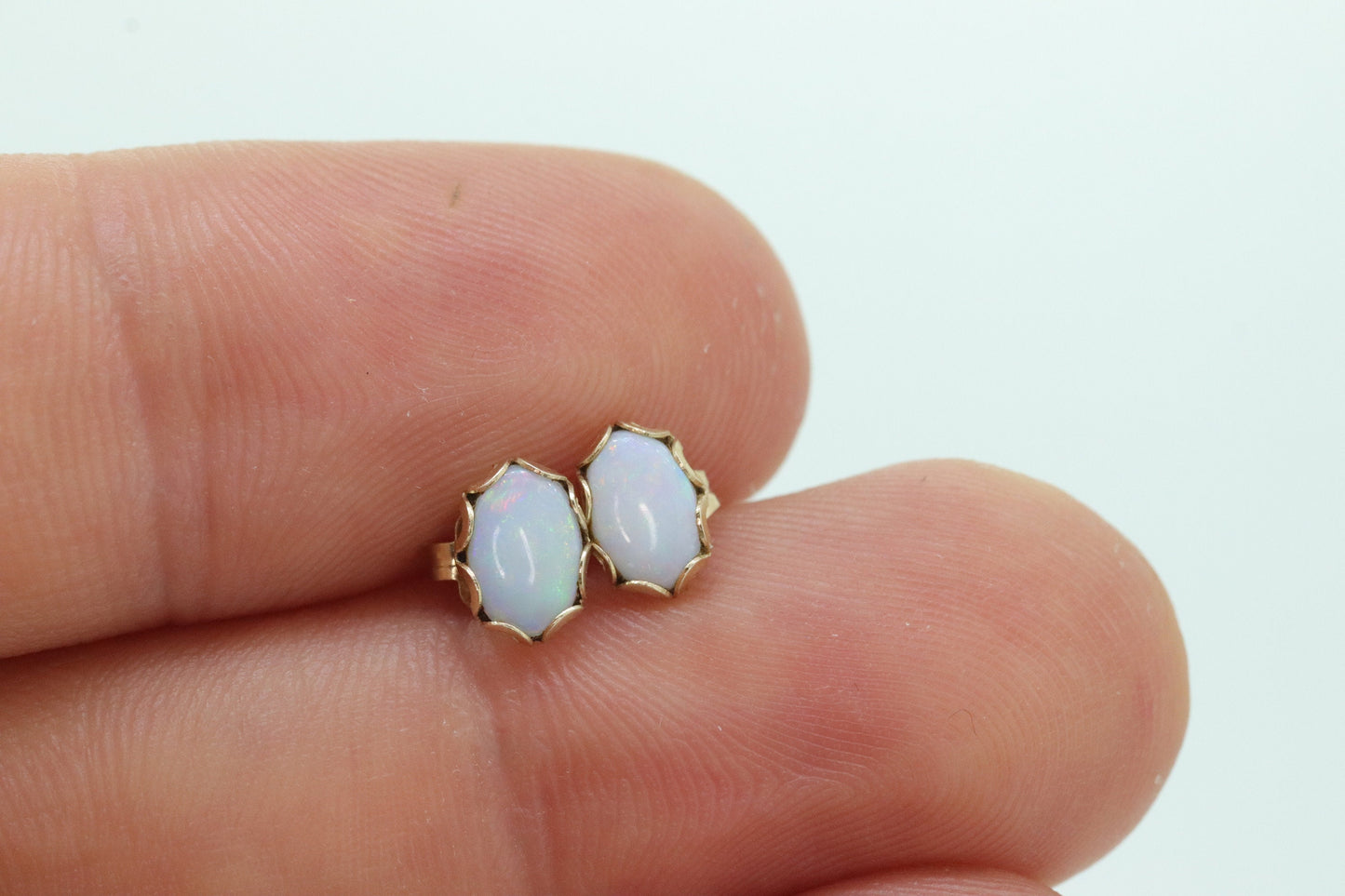 14k Opal Solitaire Stud Earrings. Very Adorable and Cute Earrings. st(40)