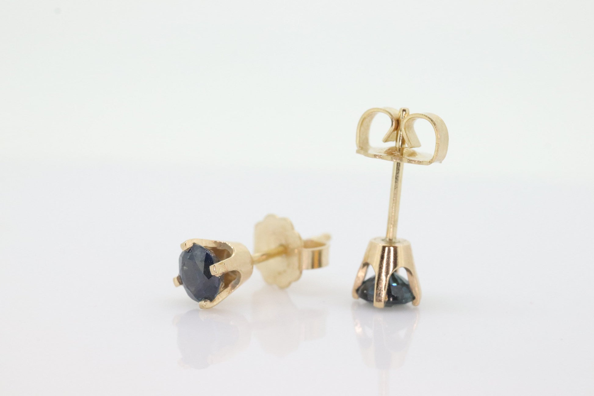 14k Sapphire Stud Earrings. 14k Yellow Gold London Blue Sapphire. Genuine Round Sapphire studs st(43/00)