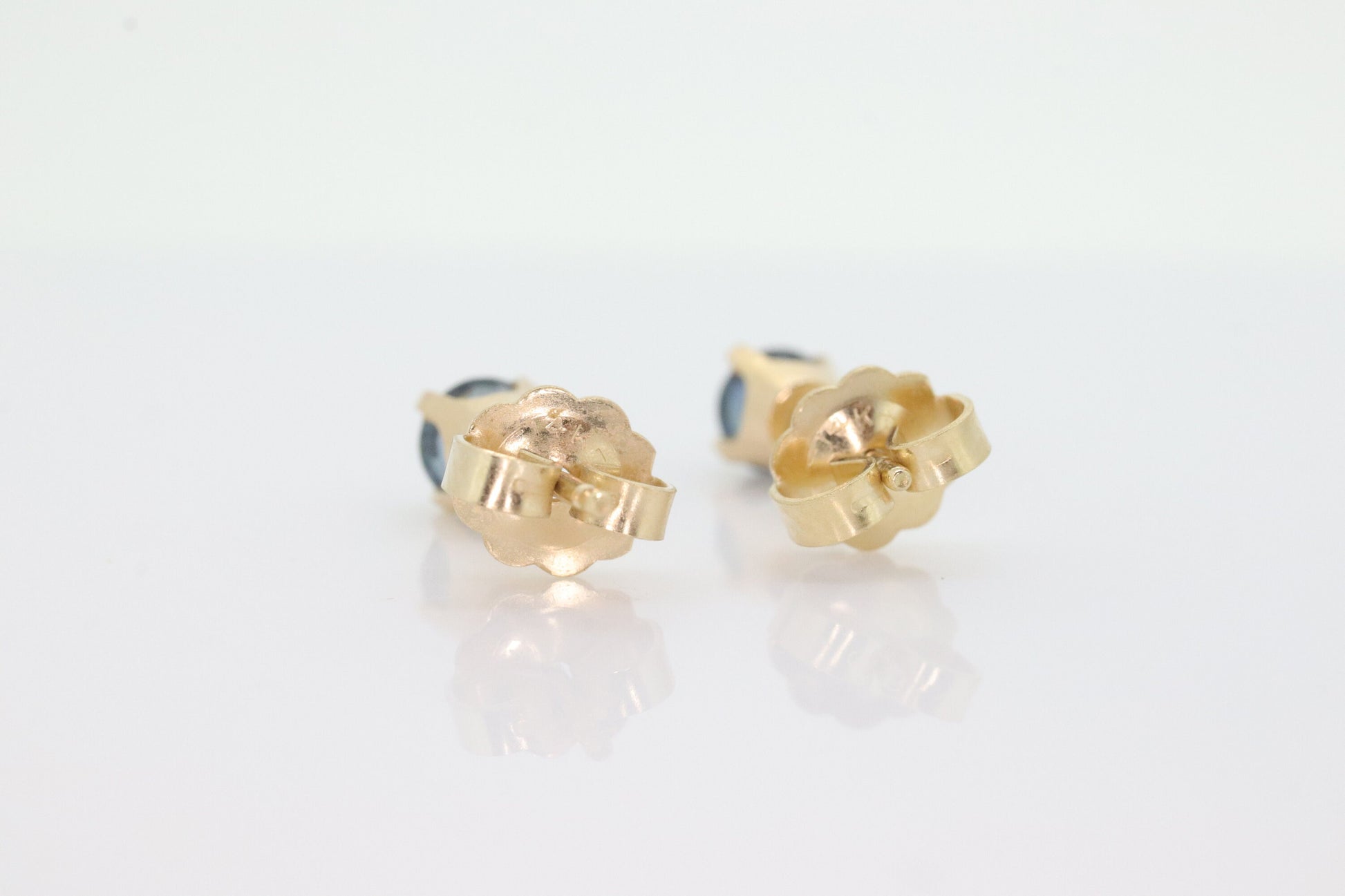 14k Sapphire Stud Earrings. 14k Yellow Gold London Blue Sapphire. Genuine Round Sapphire studs st(43/00)