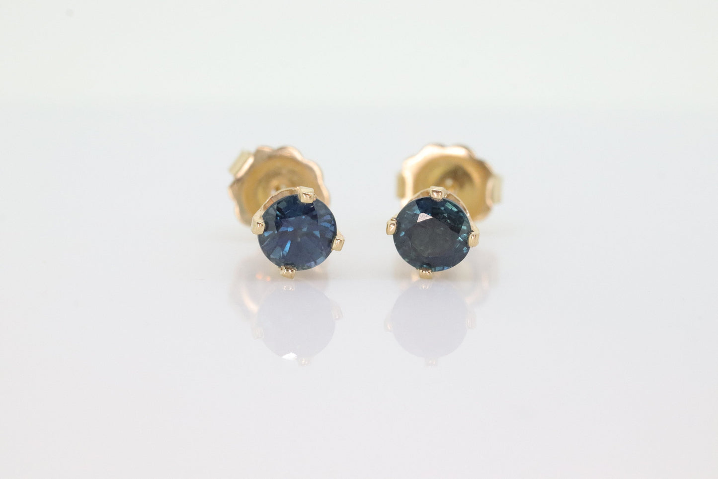 14k Sapphire Stud Earrings. 14k Yellow Gold London Blue Sapphire. Genuine Round Sapphire studs st(43/00)