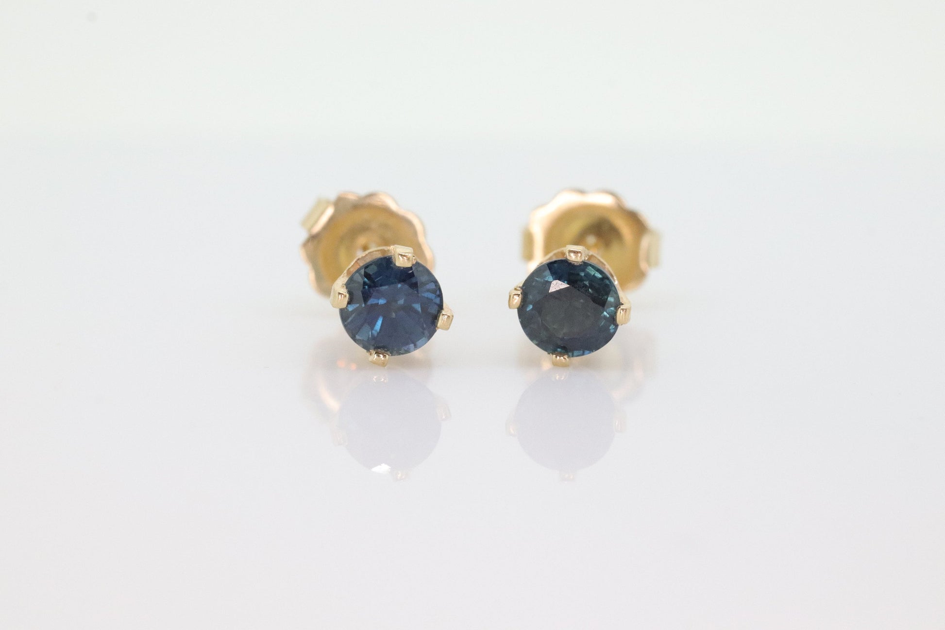 14k Sapphire Stud Earrings. 14k Yellow Gold London Blue Sapphire. Genuine Round Sapphire studs st(43/00)