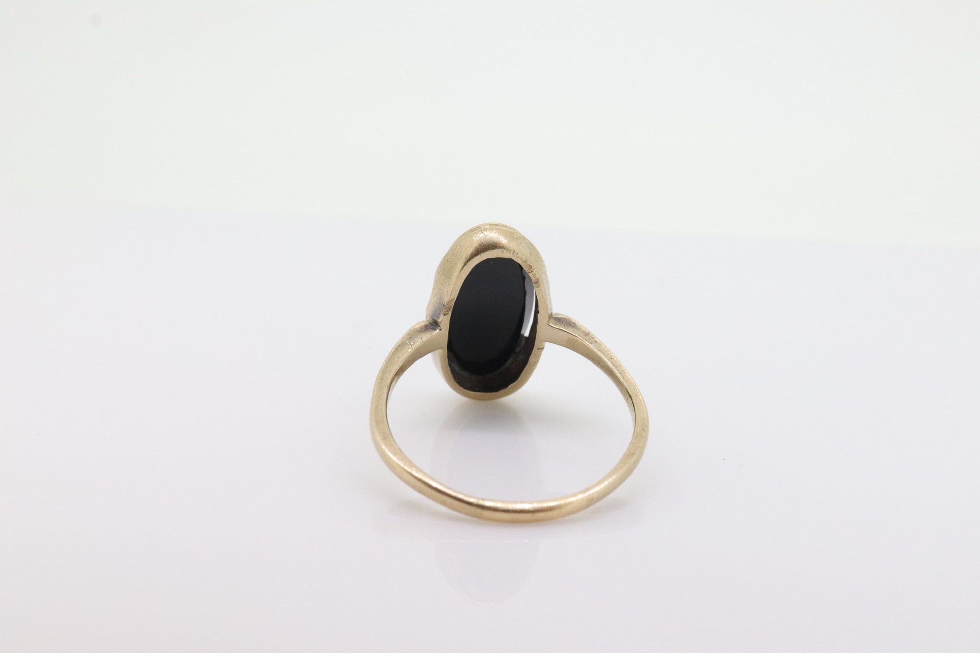 10k ONYX ring. Bezel set Slim Oval Onyx signet ring. 1930s Vintage. Mourning ring. st(55)