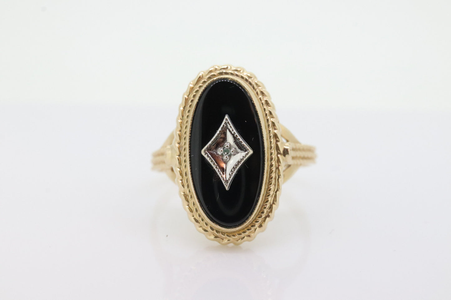 10k ONYX and diamond ring. Oval Onyx bezel set victorian mourning ring. PSCO. st(86)