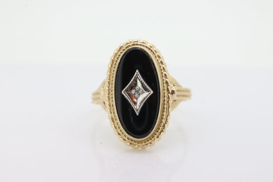 10k ONYX and diamond ring. Oval Onyx bezel set victorian mourning ring. PSCO. st(86)